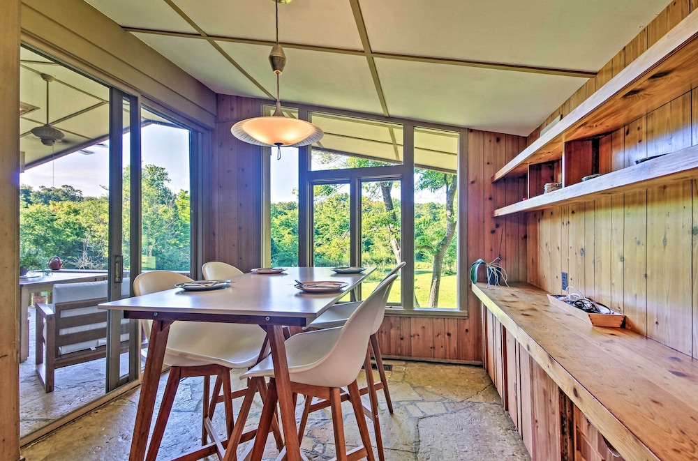 Tranquil Mid-century Modern Cottage w/ Forest View