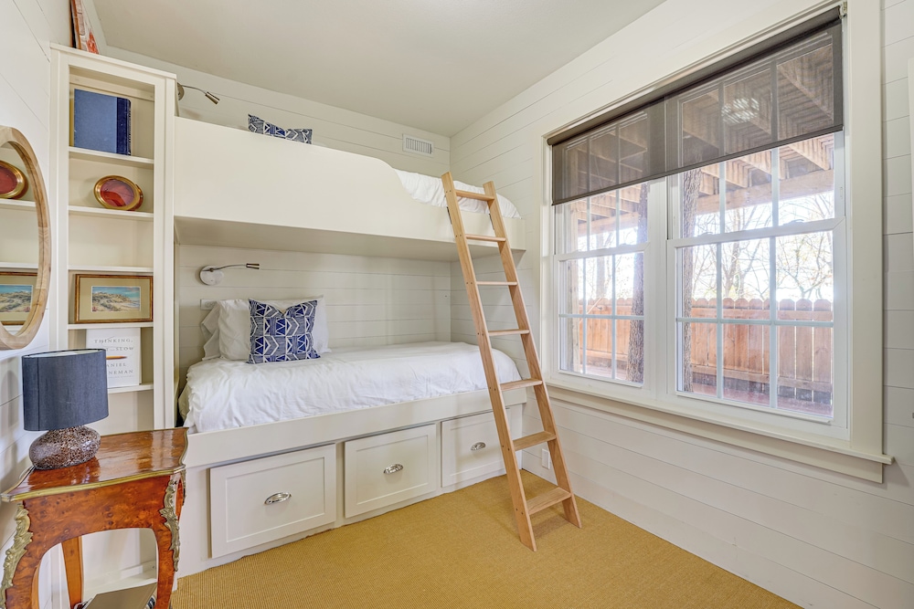1 Mi to Dtwn Fayetteville: Home w/ Fenced Yard