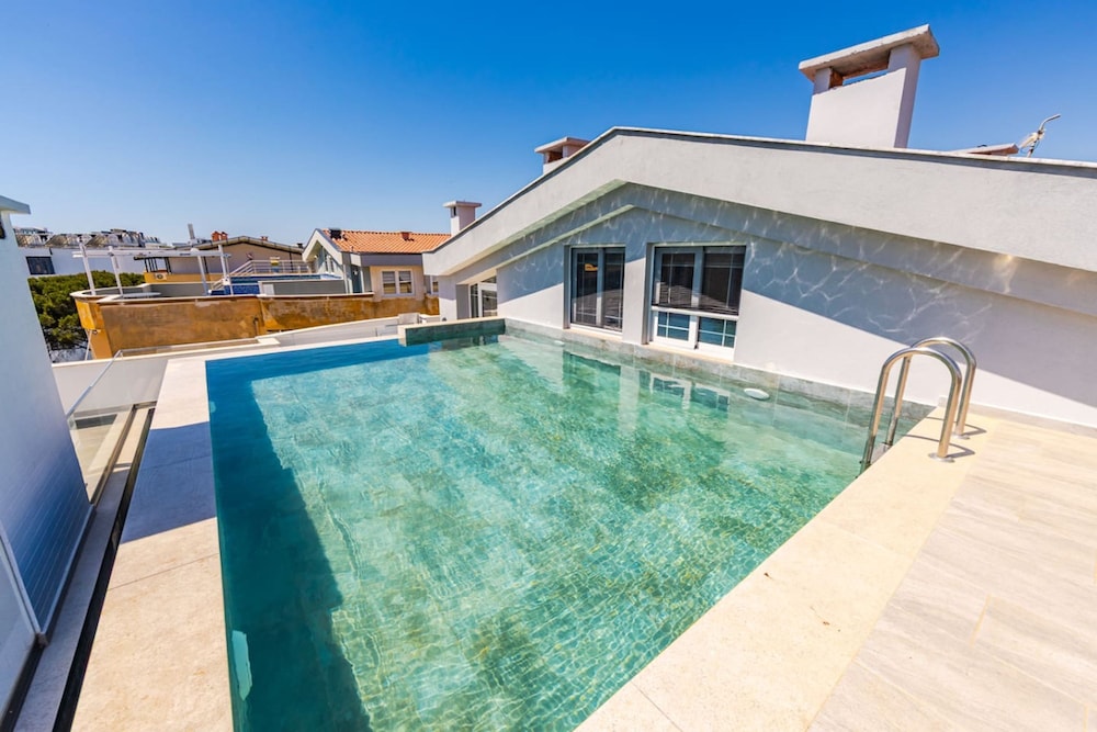 Rooftop Apartment With Private Pool