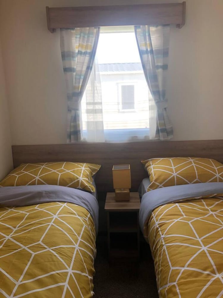 Lovely 3-bed Caravan With Hot Tub in Lincolnshire view 2