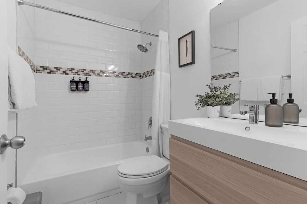 7BD Downtown Oasis Pool