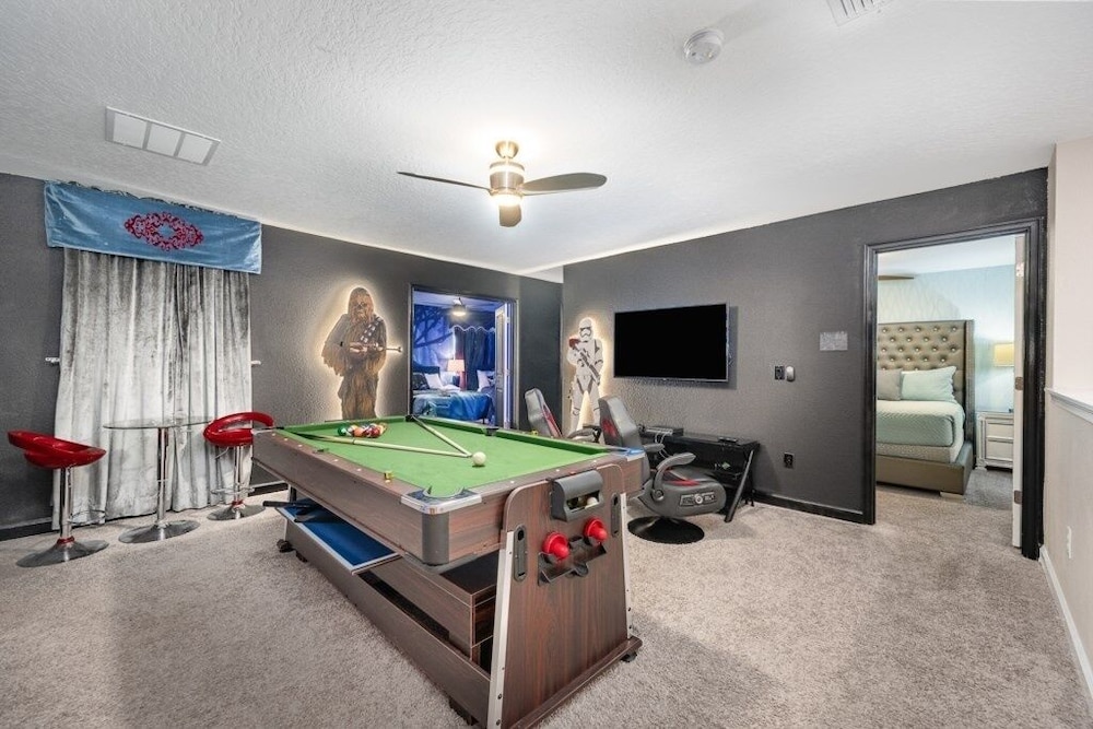 9 Bed Pool, Spa, Movie Room & Game Room! 9 Bedroom Home by RedAwning