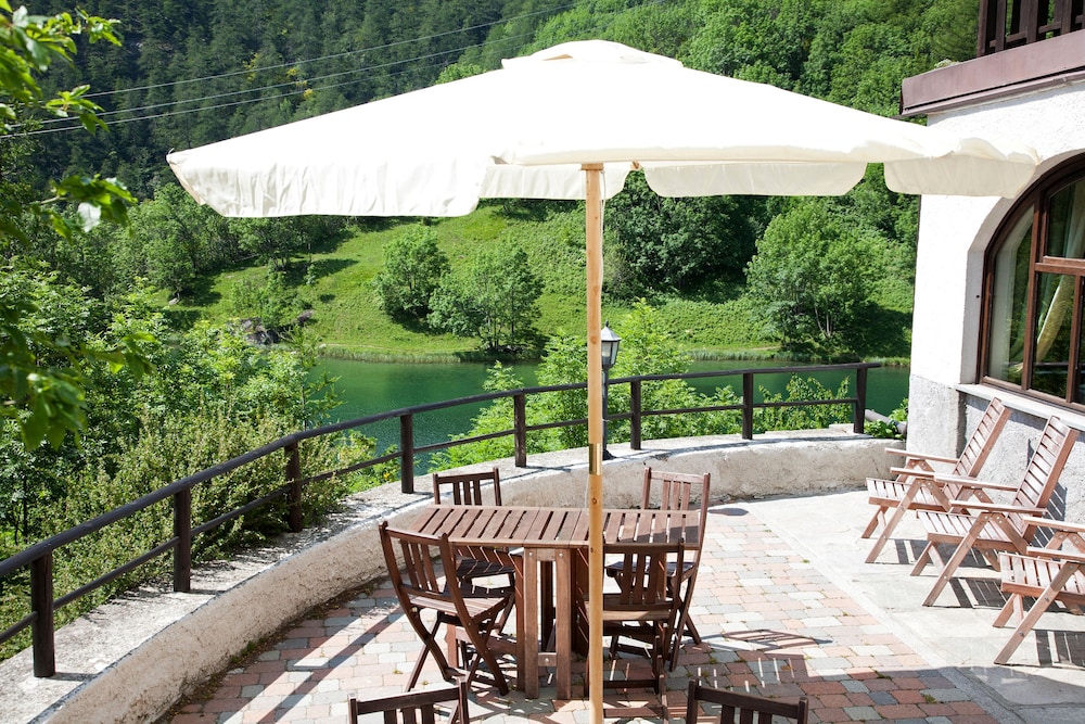 Chalet sul lago Hotel In Montagna