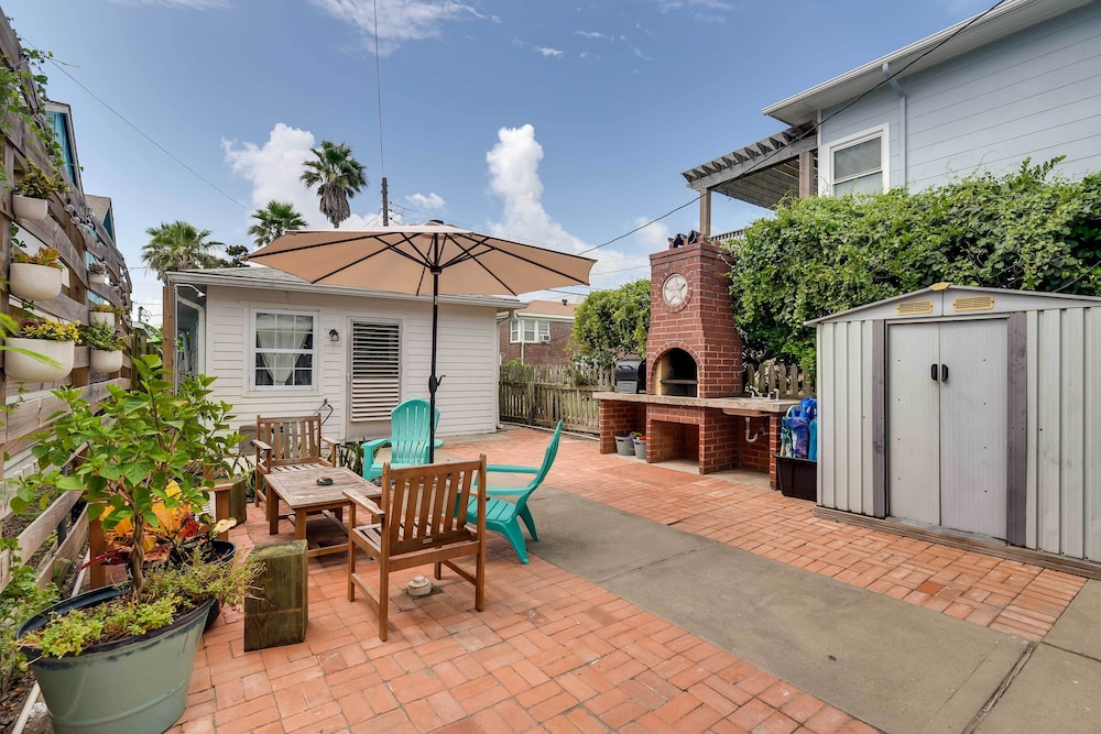 1 Block to Beach: Galveston Coastal Cottage