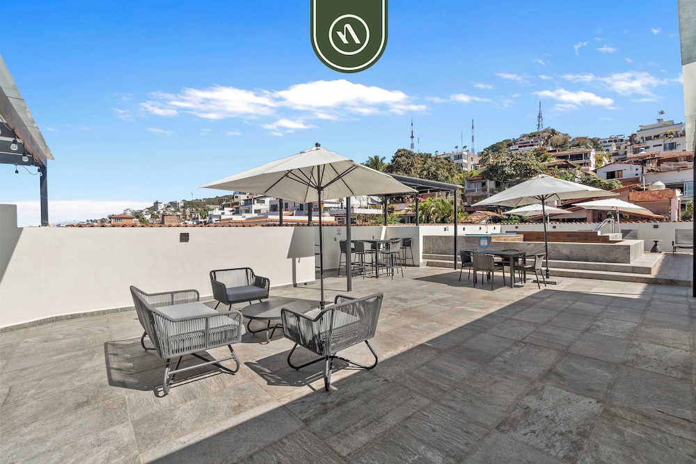 Restored Historic 2 BR Condo in Downtown - Pool