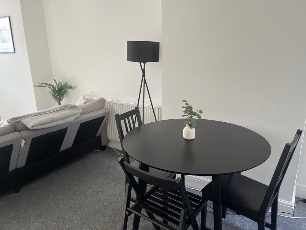 2bed Sleeps 3 - Central, Near Train Station, Wifi