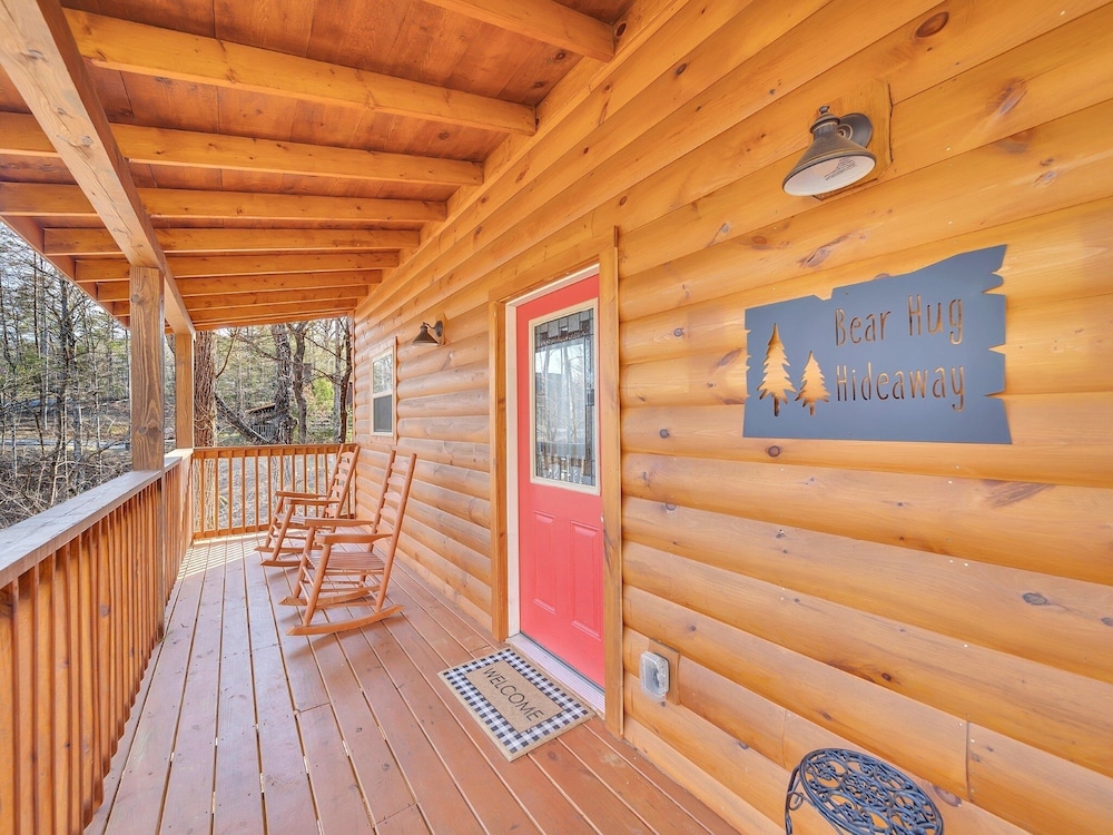 Bear Hug Hideaway 2 Bedroom Cabin