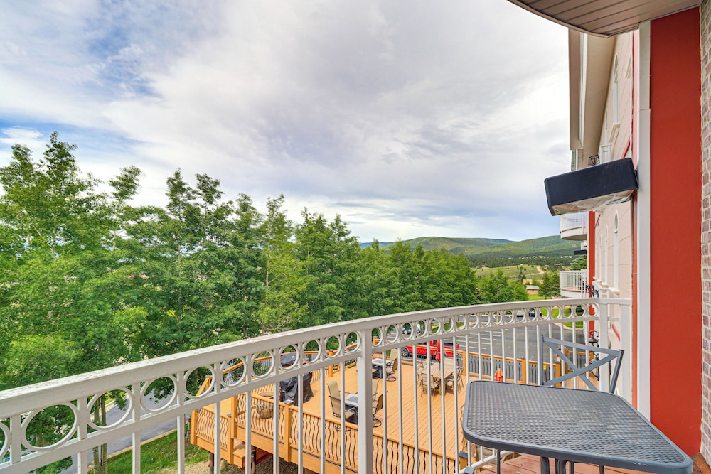 2 Mi to Angel Fire Resort: Luxury Condo w/ Balcony