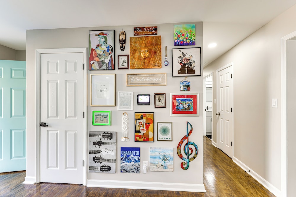 Family Friendly: Chic Retreat in Rocky Mount!