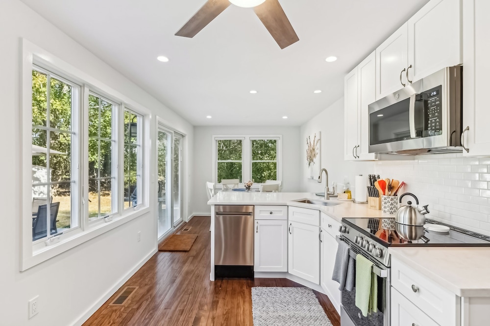 3BR Home Walk to Beach w/ Outdoor Shower & Grill