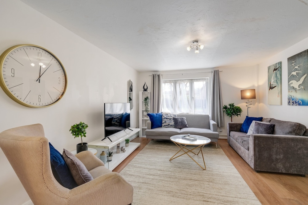 Sharp Close 4 Bedroom 2 Bath - Aylesbury