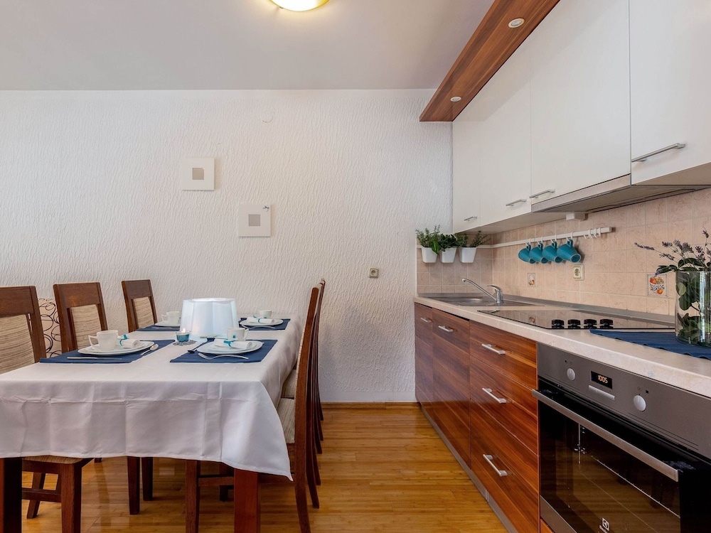 Lovely Apartment with Covered Terrace & Hot Tub view 4