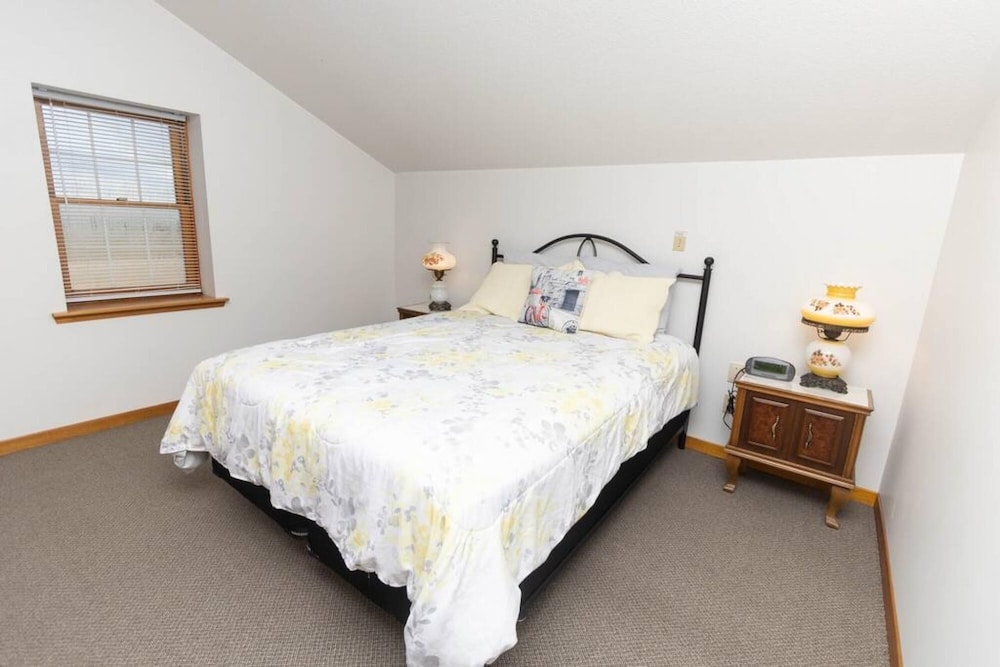 Farmhouse PEC - Centrally Located in PEC