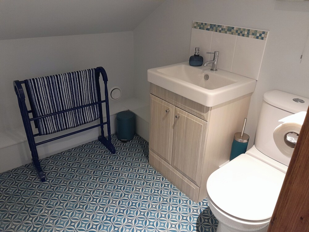 Canal-side 5-bed Cottage - Sleeps 10, Pet Friendly