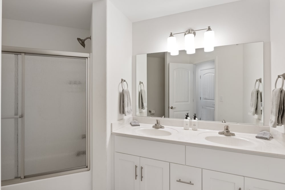 Central Location, Pool Access & Breathtaking Views