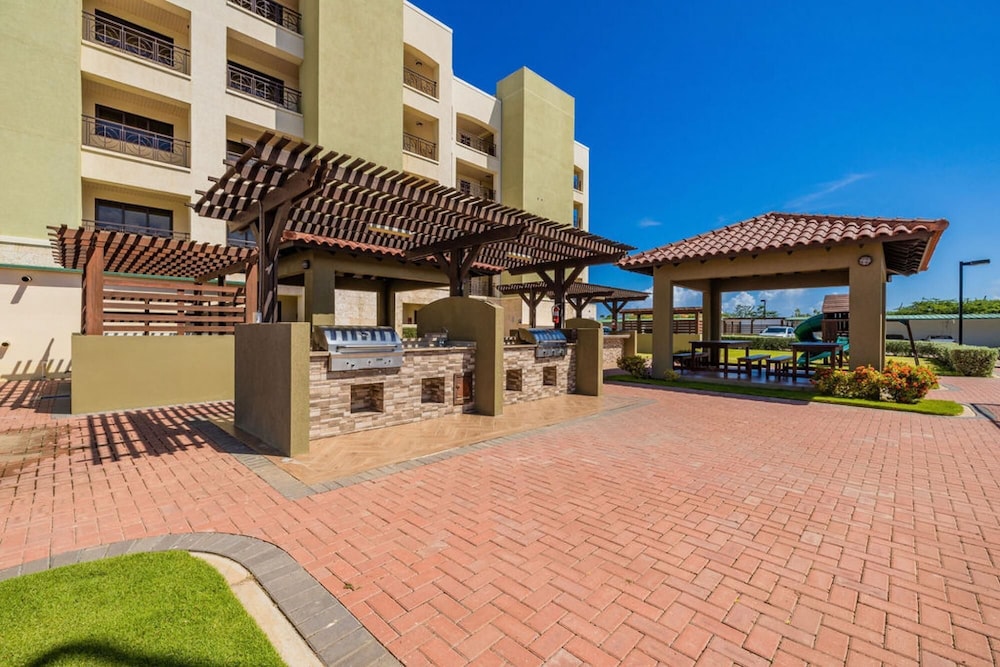 Amazing 1BR 2BA Condo Great Location w Pool GYM