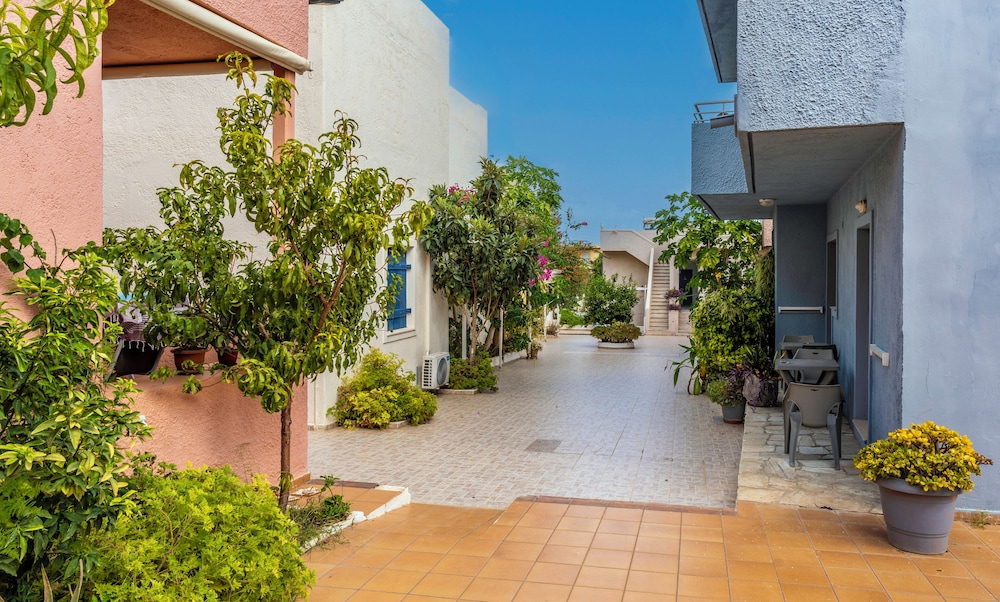 Evina Rooms & Suites