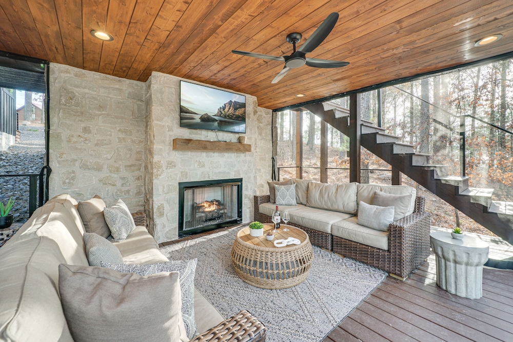 Luxury Broken Bow Cabin w/ Hot Tub on 3 Acres! view 5