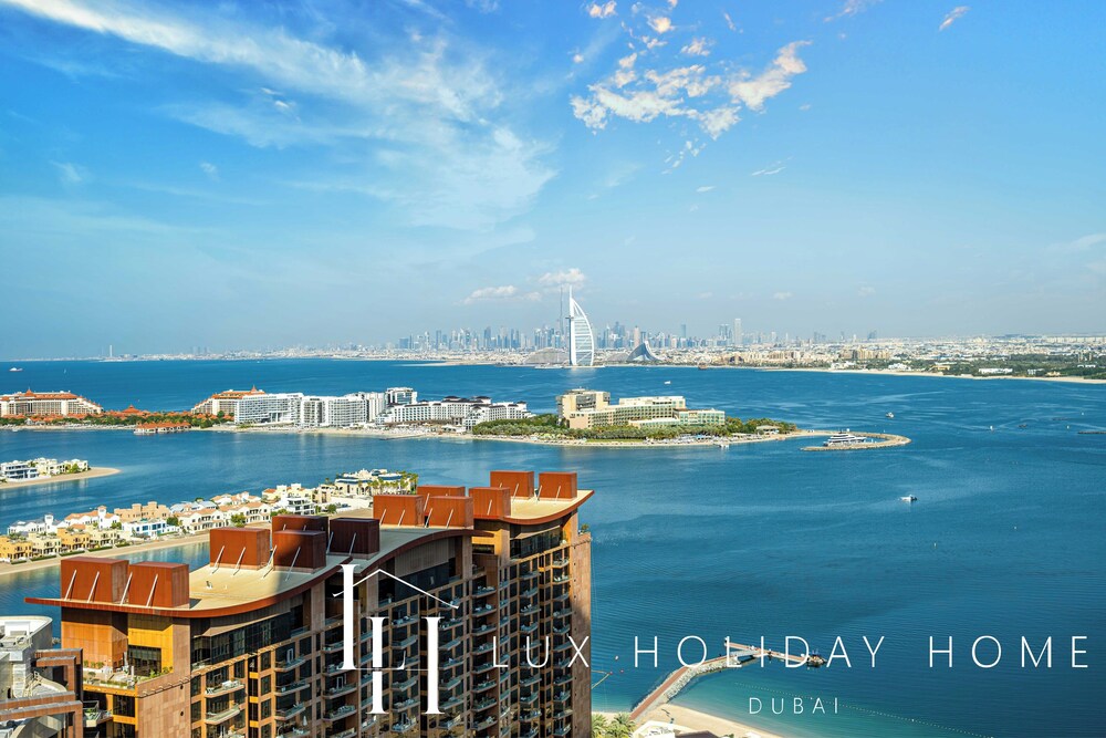 LUX Iconic Views at Palm Tower Studio