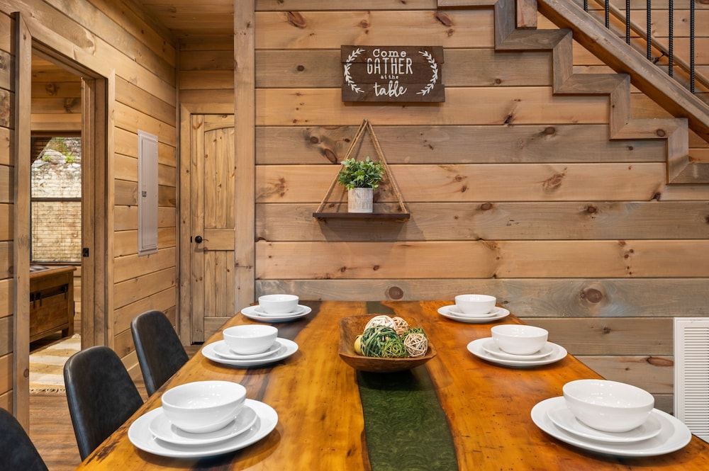 Goodness Gracious 3 Bedroom Cabin by RedAwning - Property Image 4