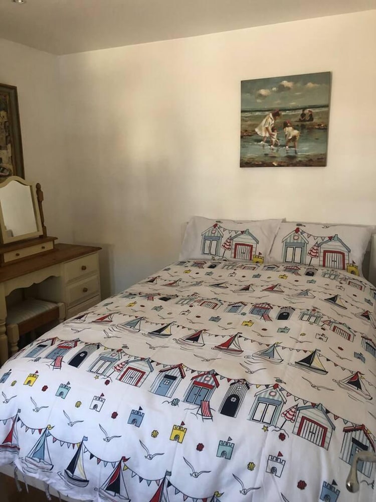Beautiful 4-bed House in Walton on the Naze view 2
