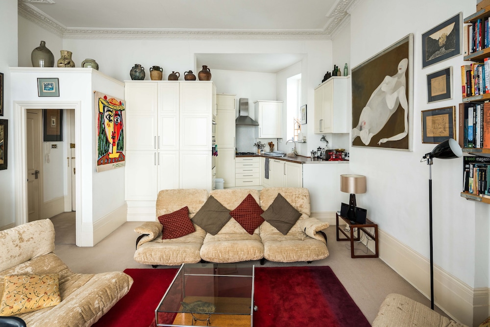 Sleek Simple & Peaceful 1Bd Flat Kensington