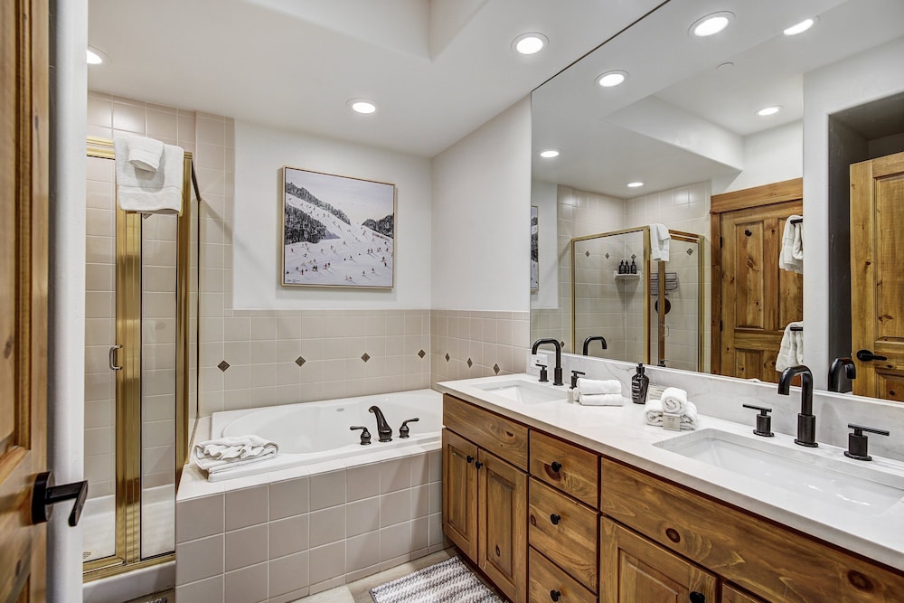 Arrowhead Village Premium 3 Bedroom Condominium 3 Condo