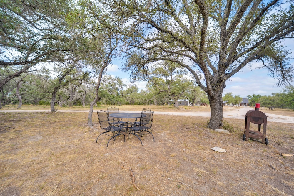 11 Mi to LBJ State Park - Couples Cabin Retreat!