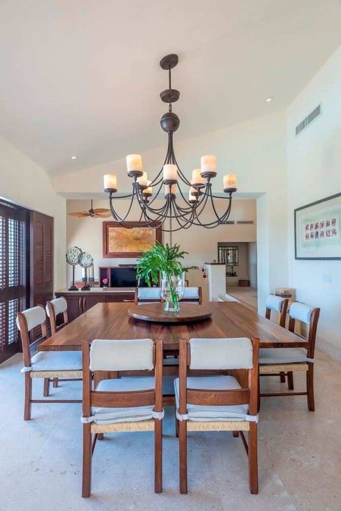 Staffed Ocean View Villa w Four Seasons Amenities