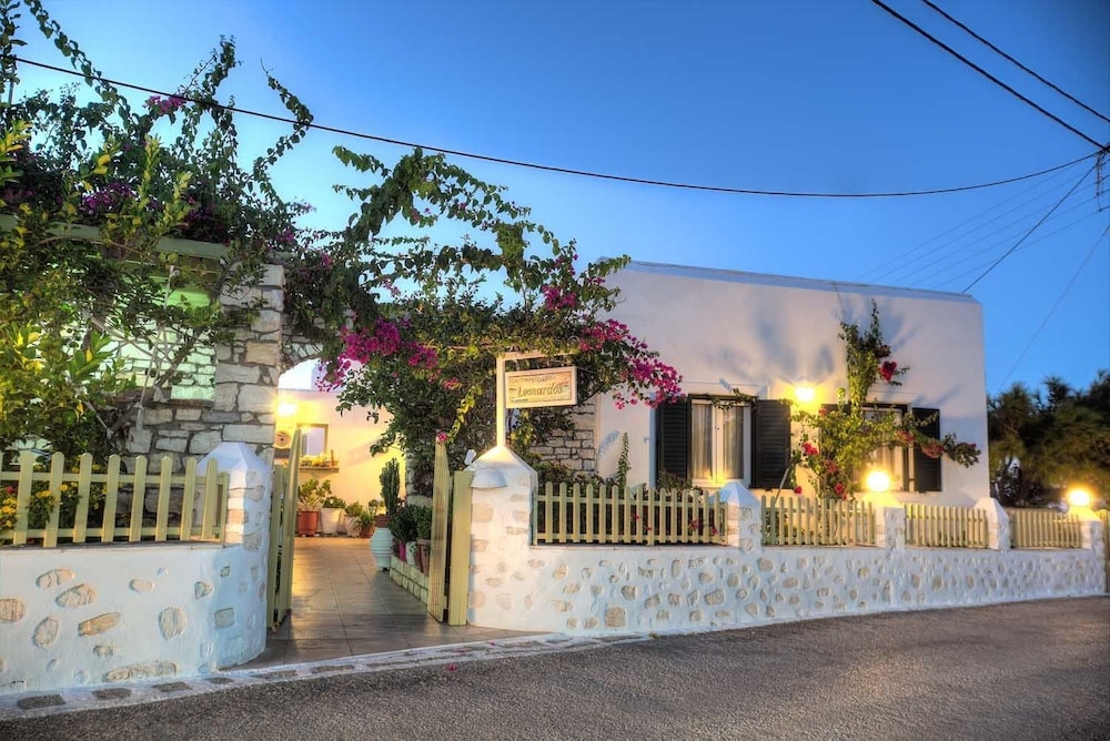 Leonardos Apartments