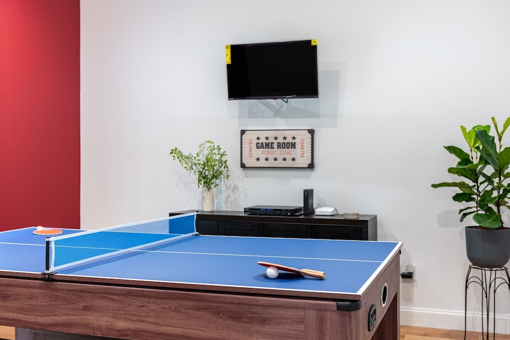 Luxuriously Lakeside by Avantstay Lakefront Retreat w Game Room