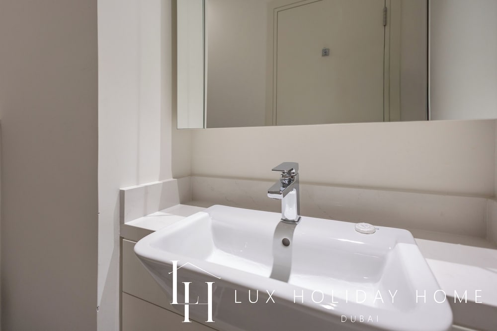 LUX The Business Bay Executive Suite