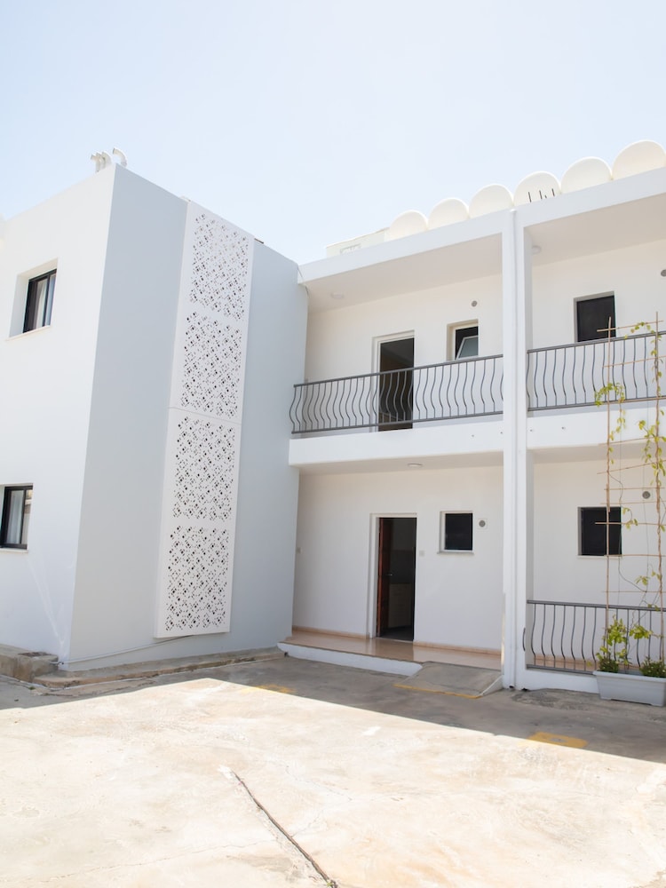 Valentina Coastal Suites in Central Paphos 3