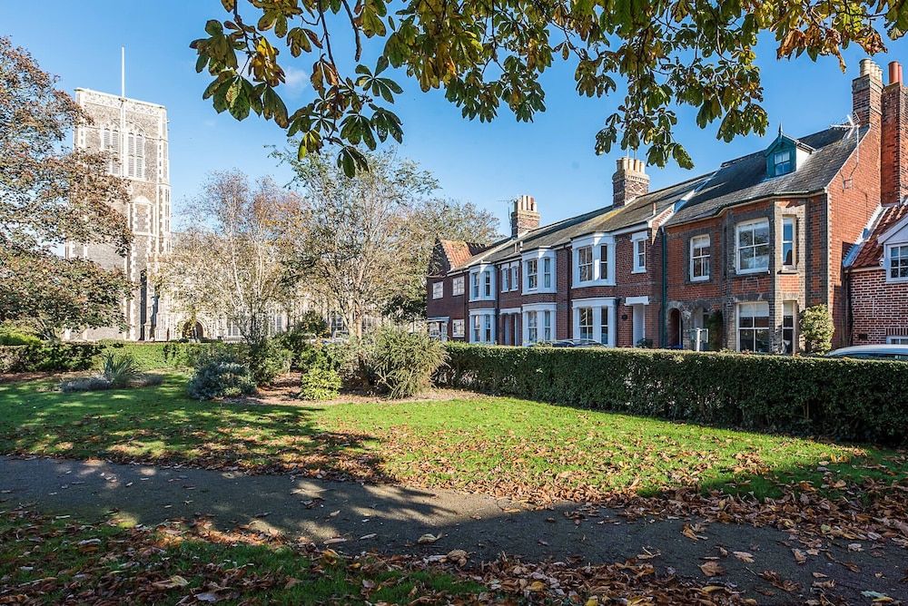 Bonheur, 16 Bartholomew Green, Southwold
