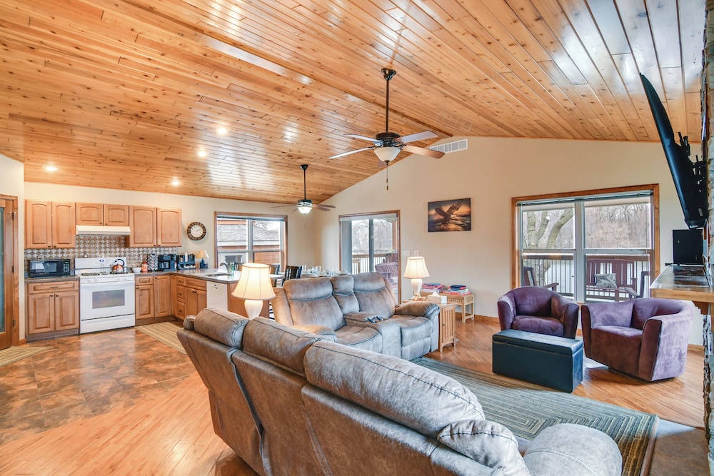 6 Mi to Dtwn Pella: Riverfront Cabin w/ Game Room!