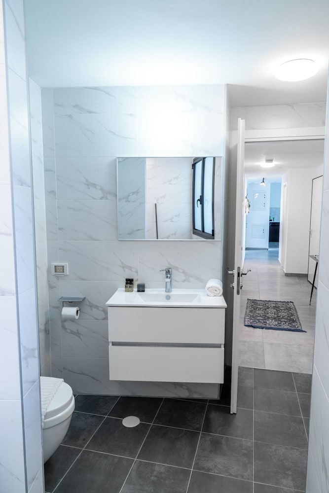 3BR Skyline Retreat on the 24th Floor
