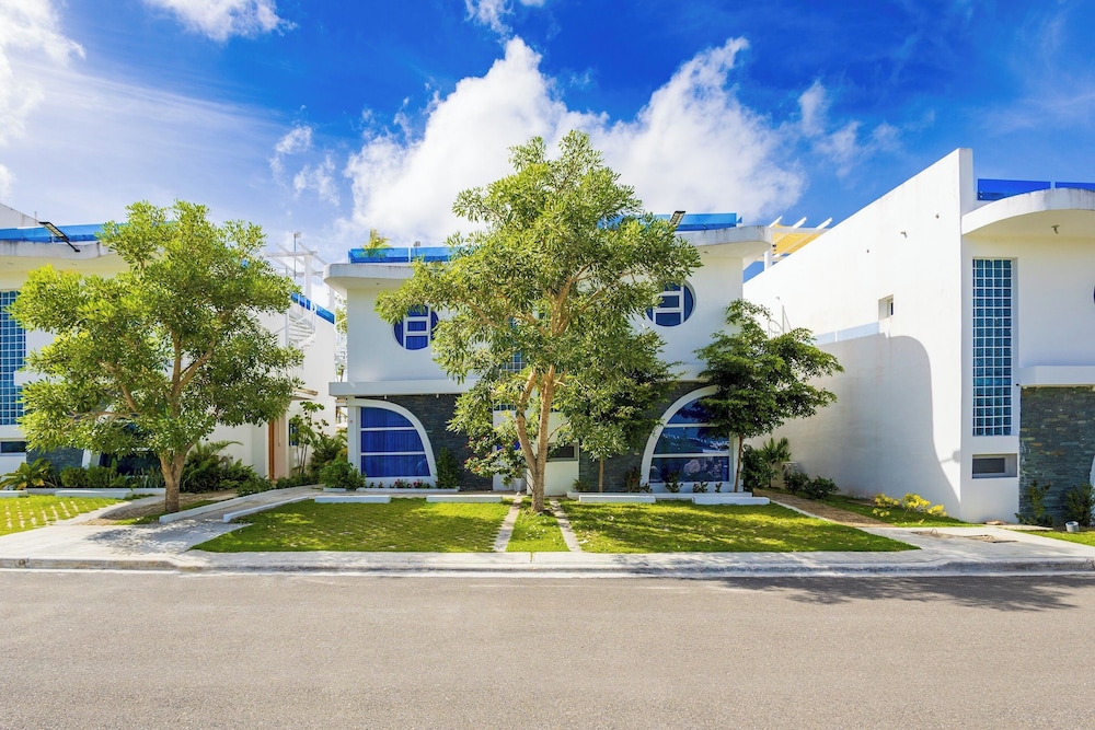 3BR Villa With Pool Rooftop and BBQ Gated Area