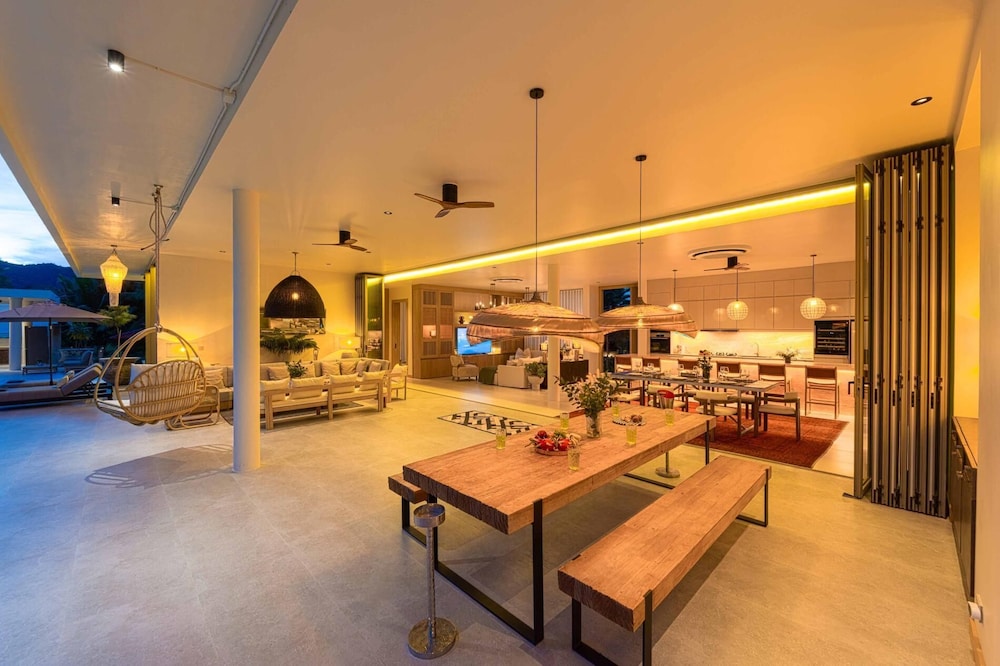 Ultra-Modern 6-Bedroom in GolfCourse PH6