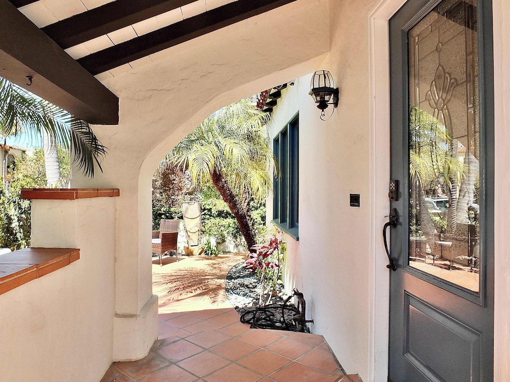 Belmont Shore Coastal Cottage - Cozy Home for 6 - 2 Blocks to Beach