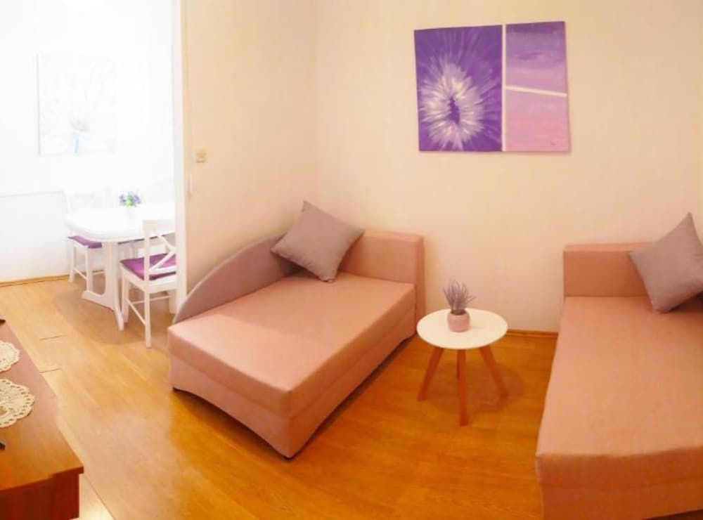 Apartments & Rooms Cakelic II
