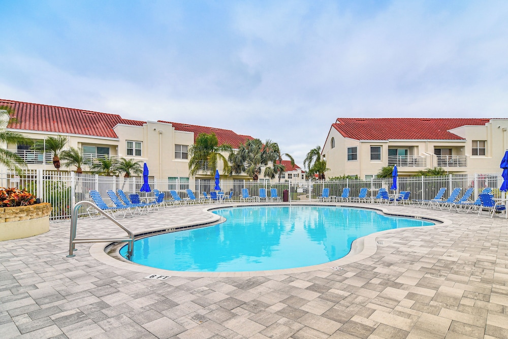 Resort Perks: Condo w/ Private Balcony in St Pete!
