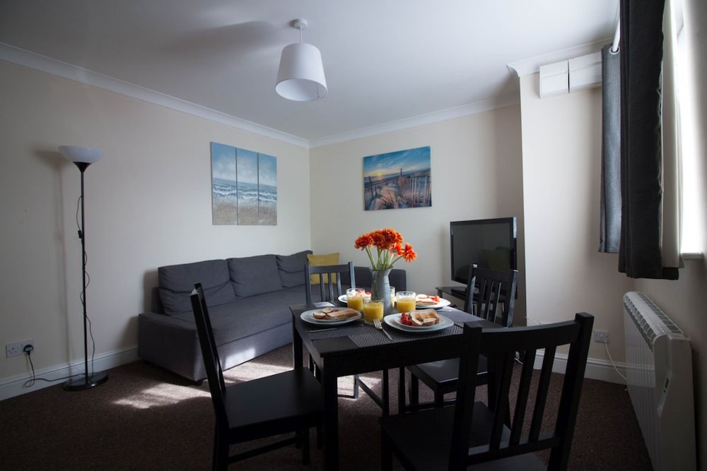Stayzo Penthouse Accommodation 2- Premier Lodge