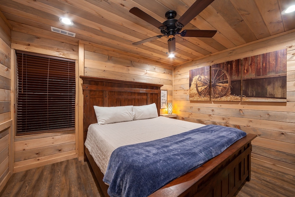 Hawkeye Ridge 3 Bedroom Cabin by RedAwning view 3