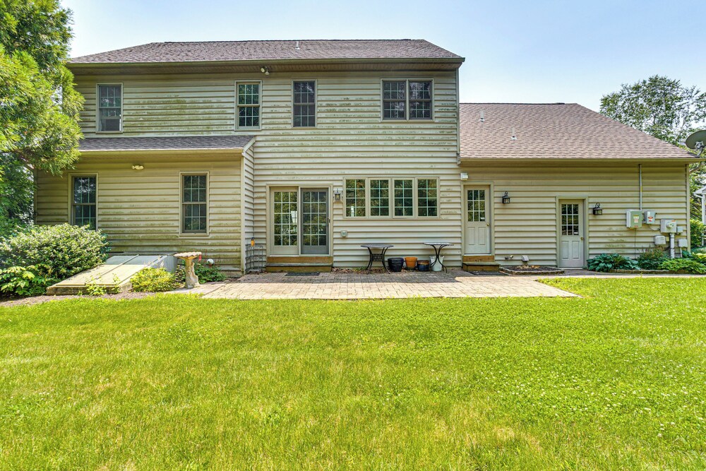 5 Mi to Dtwn York: Spacious Family Home