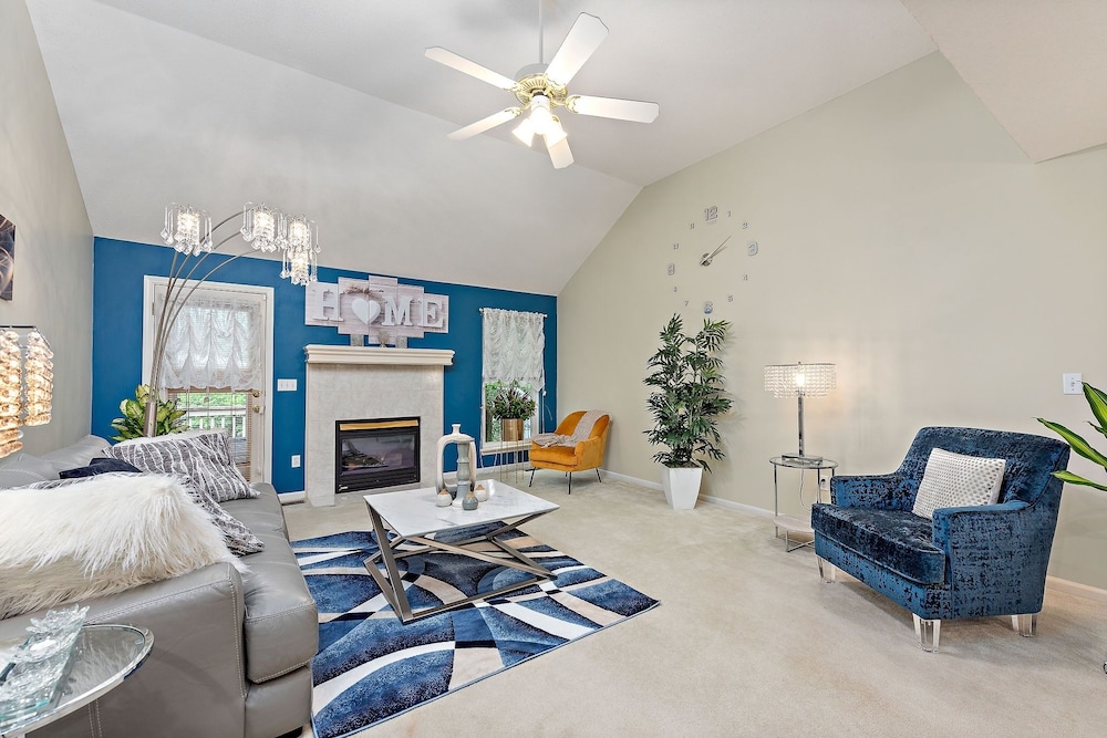Beautiful Townhome 11 Minutes To Downtown 3 Bedroom Townhouse