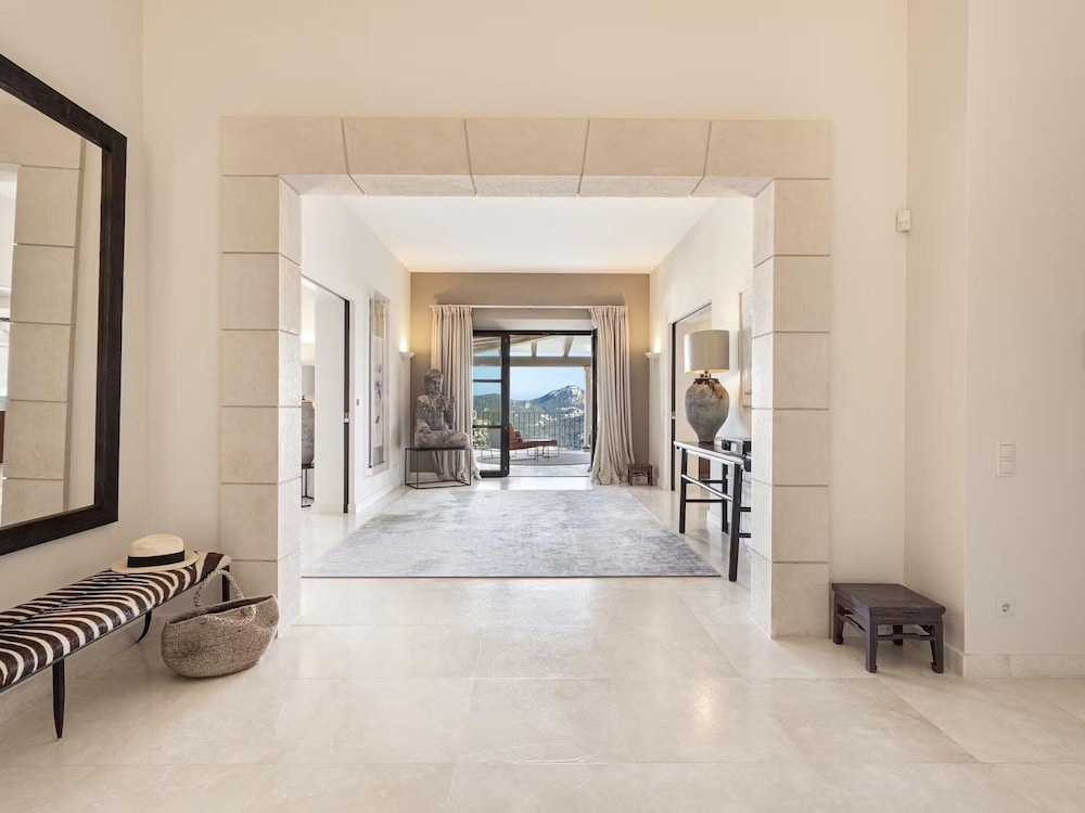 Majestic Villa With Harbour Views