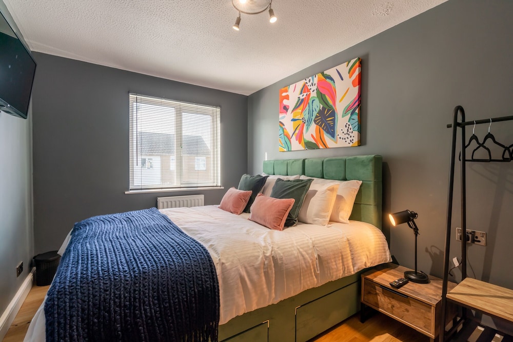 Upscale 2-Bed & Bath Flat in Newport view 3