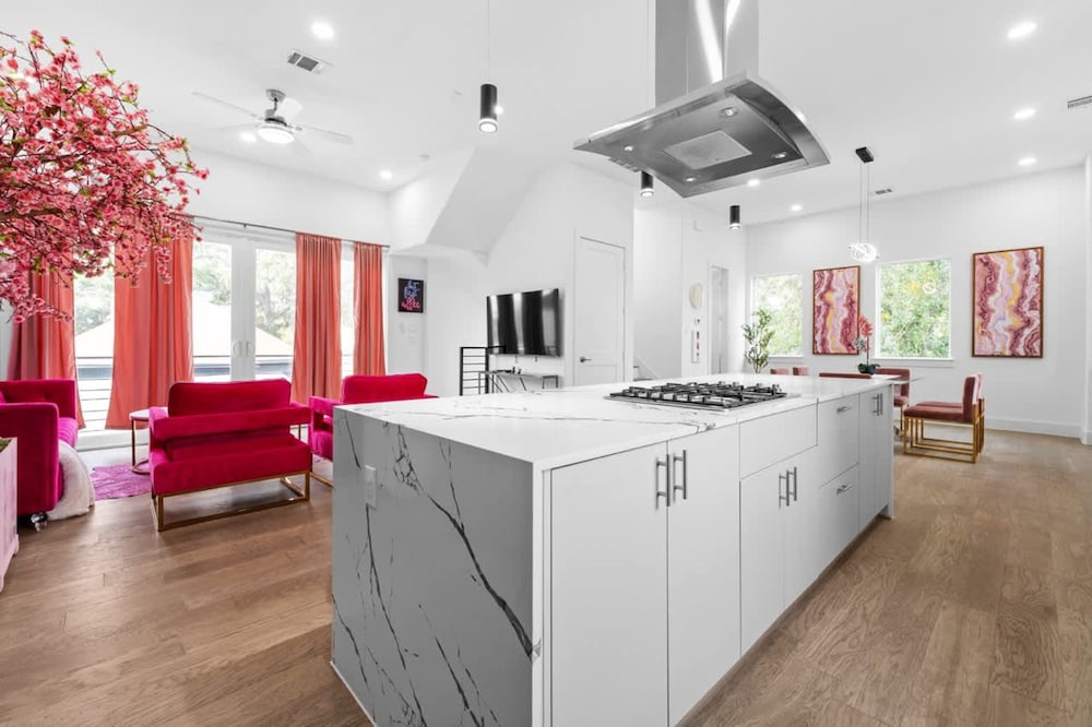 Perfect Houston Group Stay for 12 With 6 Beds 6 Baths