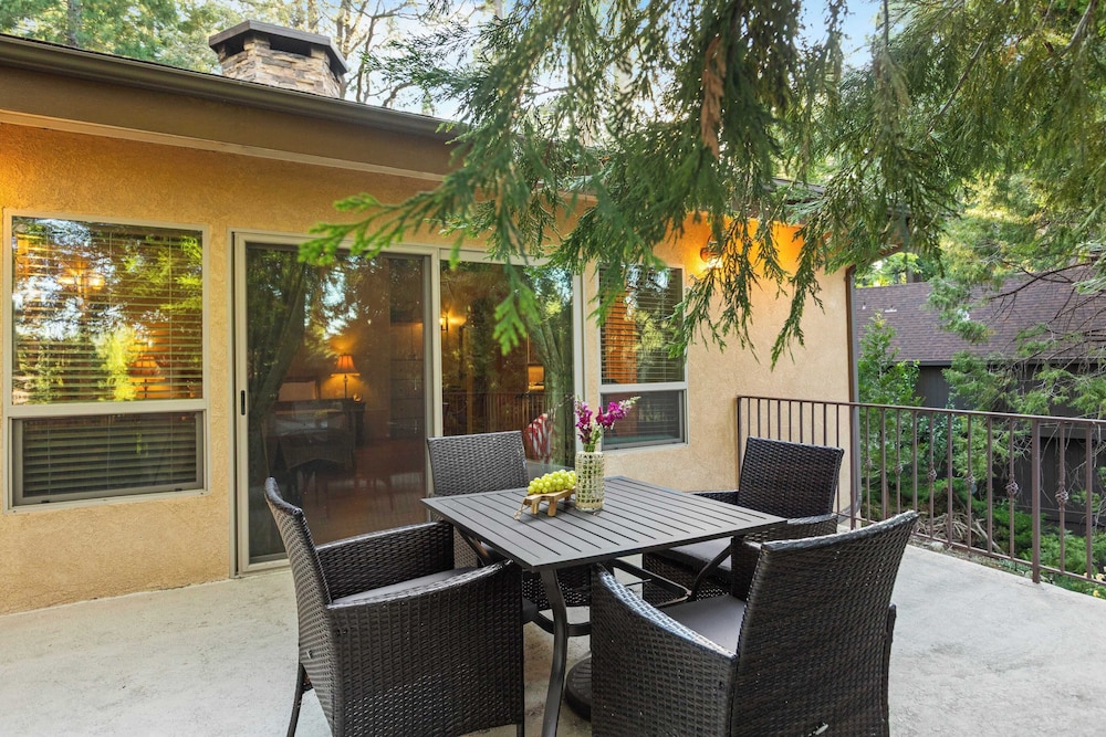 The Fairway Hideaway by Avantstay Game Room, Outdoor Dining & Near Lake Arrowhead