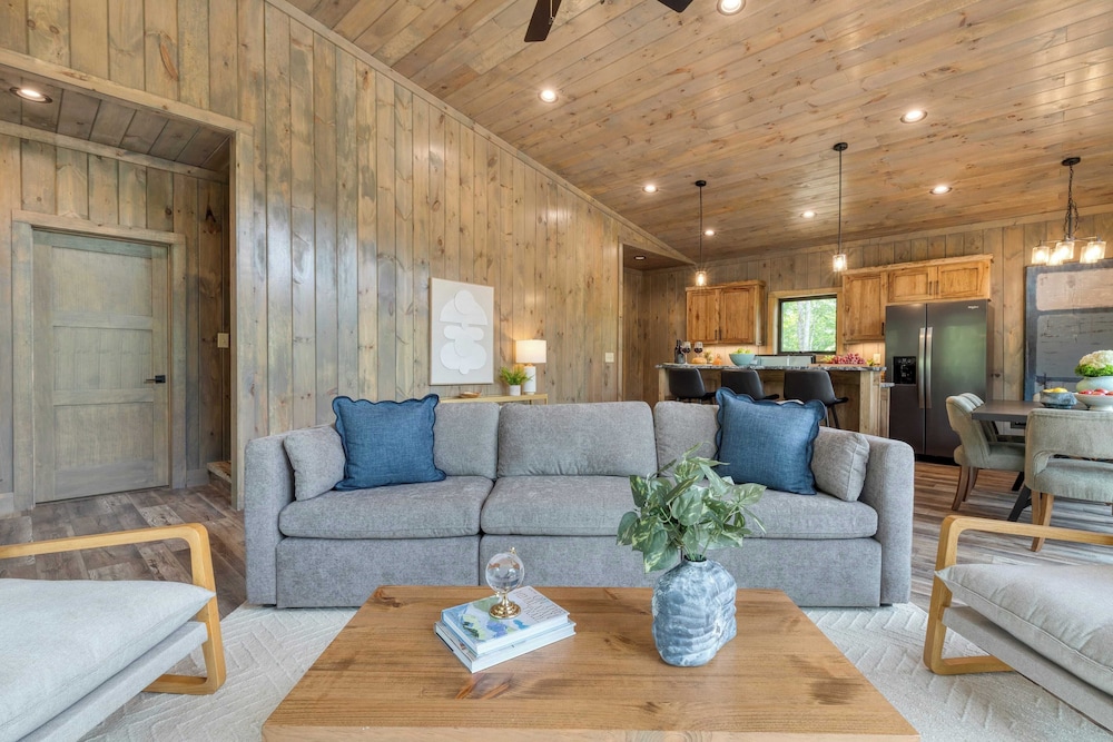 Luxe Cabin w/ Hot Tub, Views & Game Room Sleeps 10 Do Good Holler by Avantstay